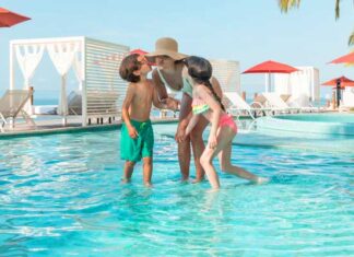 Familia en vacaciones Hilton Vallarta Riviera