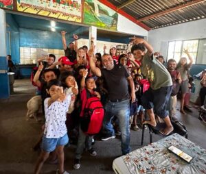 estudiantes beneficiados campaña Back 2 School