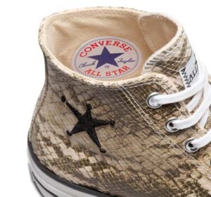 silueta Converse con estampado de serpiente