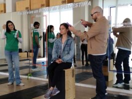 Batiste demuestra que usar shampoo en seco es tan sencillo como bailar cómo se usa shampoo en seco