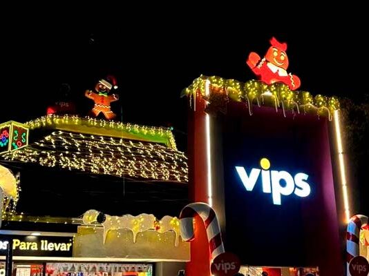 Vips recrea villa navideña en sucursal para celebrar las fiestas decembrinas villa navideña Vips San Jerónimo