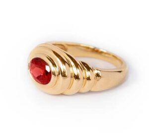 anillo con piedra preciosa