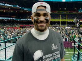 Jalen Hurts en comercial Disney Super Bowl