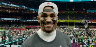 Jalen Hurts en comercial Disney Super Bowl