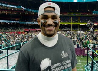 Jalen Hurts en comercial Disney Super Bowl