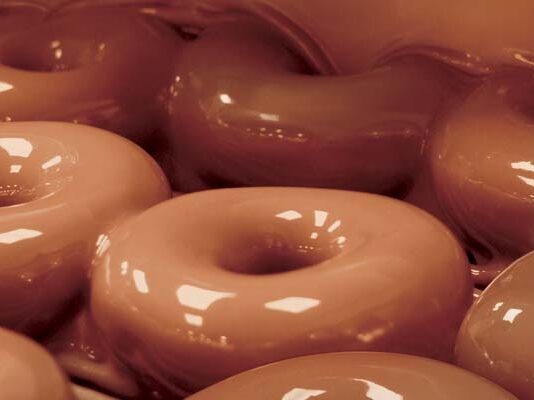Vuelven las donas glaseadas de caramelo a Krispy Kreme por corta temporada donas glaseadas de caramelo Krispy Kreme