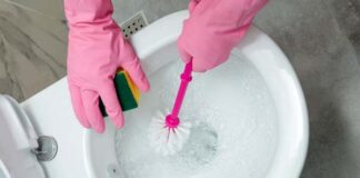 cómo reducir uso de agua en limpieza de baño