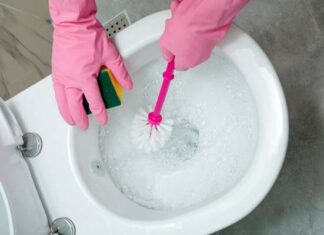 cómo reducir uso de agua en limpieza de baño