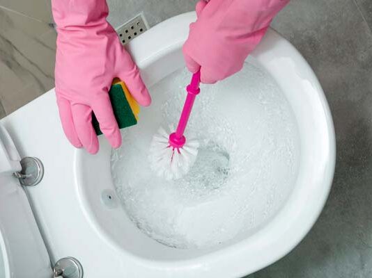 cómo reducir uso de agua en limpieza de baño