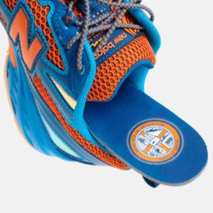 logo Benson Polytechnic en lengüeta New Balance