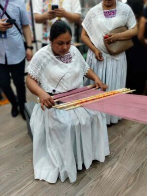 artesana haciendo telar de cintura