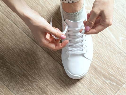 cómo dejar tenis blancos como nuevos