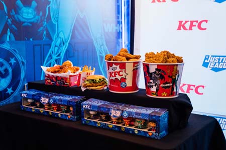 bucket y coleccionables KFC Justice League