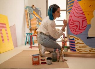 Brandy Torres Jaime I se viste con vibrante diseño de la artista plástica Mireia Ruiz diseño Mireia Ruiz en Torres Jaime I