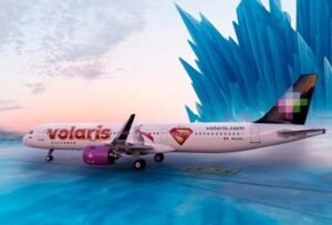 Superman y Krypto en avión Volaris