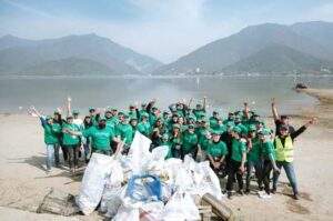 colaboradores participan en programas de voluntariado