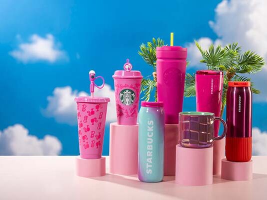 Barbie + Starbucks, una encantadora colaboración que celebra la alegría y la autoexpresión colaboración Barbie + Starbucks