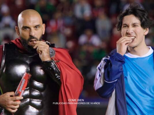 Los Guardias Emperador irrumpen el medio tiempo del partido México vs. Ecuador campaña Los Guardias Emperador