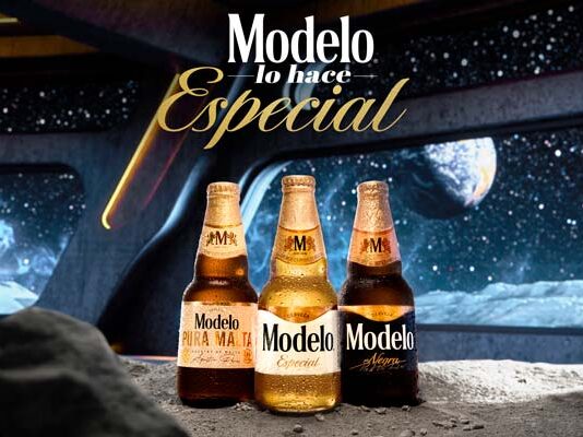 Cerveza Modelo rescata a mexicanos perdidos en la luna en nueva campaña Cerveza Modelo aterriza a mexicanos perdidos en la luna