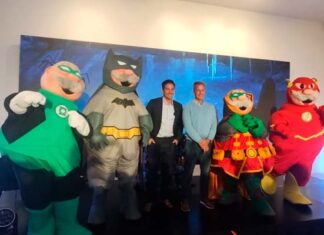 peluches del Dr. Simi como superhéroes