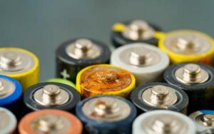 por qué desechar adecuadamente pilas usadas