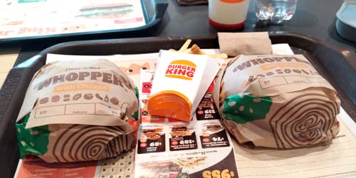 Burger King introduce la nueva Whopper Vegetal con el delicioso sabor a la parrilla 3 Whopper con carne de res vs. Whopper Vegetal