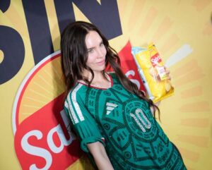 Belinda en campaña Sabritas