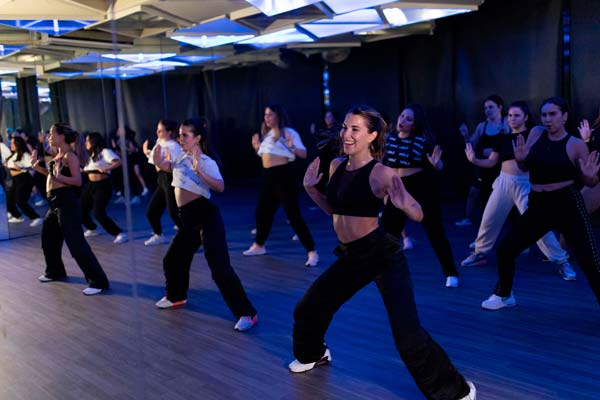 Wellness emocional: Cómo el baile ayuda a combatir el estrés y la desconexión corporal el baile para combatir el estrés