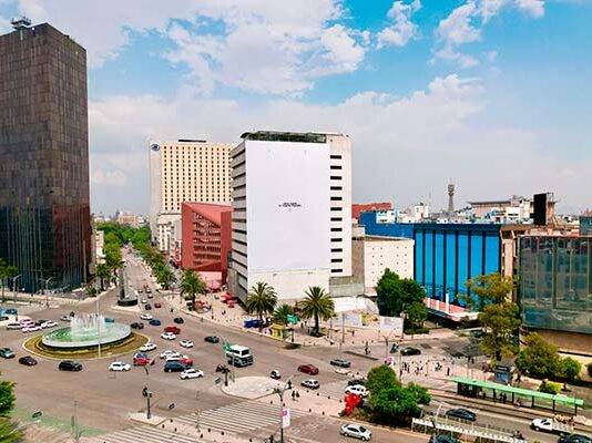 Cerveza Modelo lanza la nueva Modelito con campaña que desafía las reglas del OOH