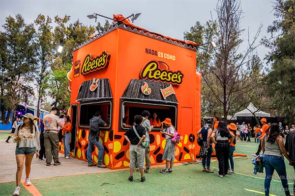 reeses-en-festivales cómo posicionar una marca en un nuevo mercado