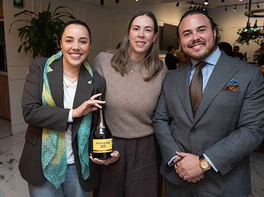 Botella edición especial de Torres 10 celebra 77 años de Bodegas Alianza Torres Brandy celebra 77 años de Bodegas Alianza