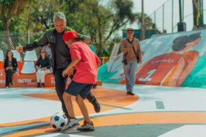 Manuel Negrete en cancha del deportivo La Rosita