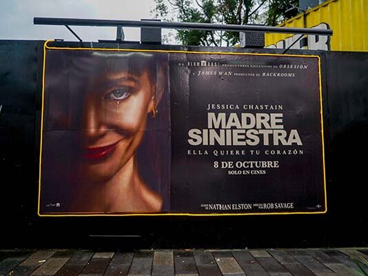 valla publicitaria película Madre Siniestra