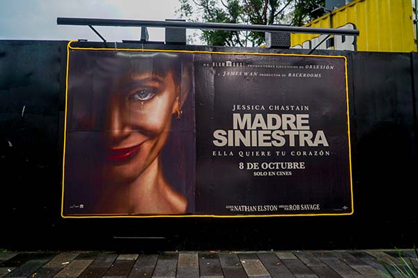valla publicitaria película Madre Siniestra